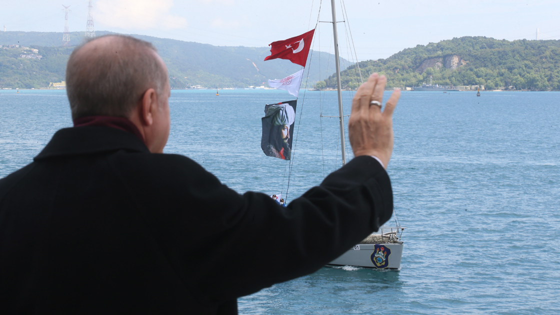 Cumhurbaşkanı Erdoğan, fetih kutlamaları dolayısıyla Boğaz'dan geçen tekneleri selamladı